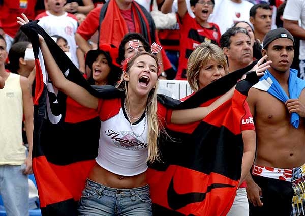 Torcida-Linda-Flamengo Futebol Feminino em Ascensão em 2025 – Desafios, Conquistas e as Estrelas que Brilham Fora do Radar